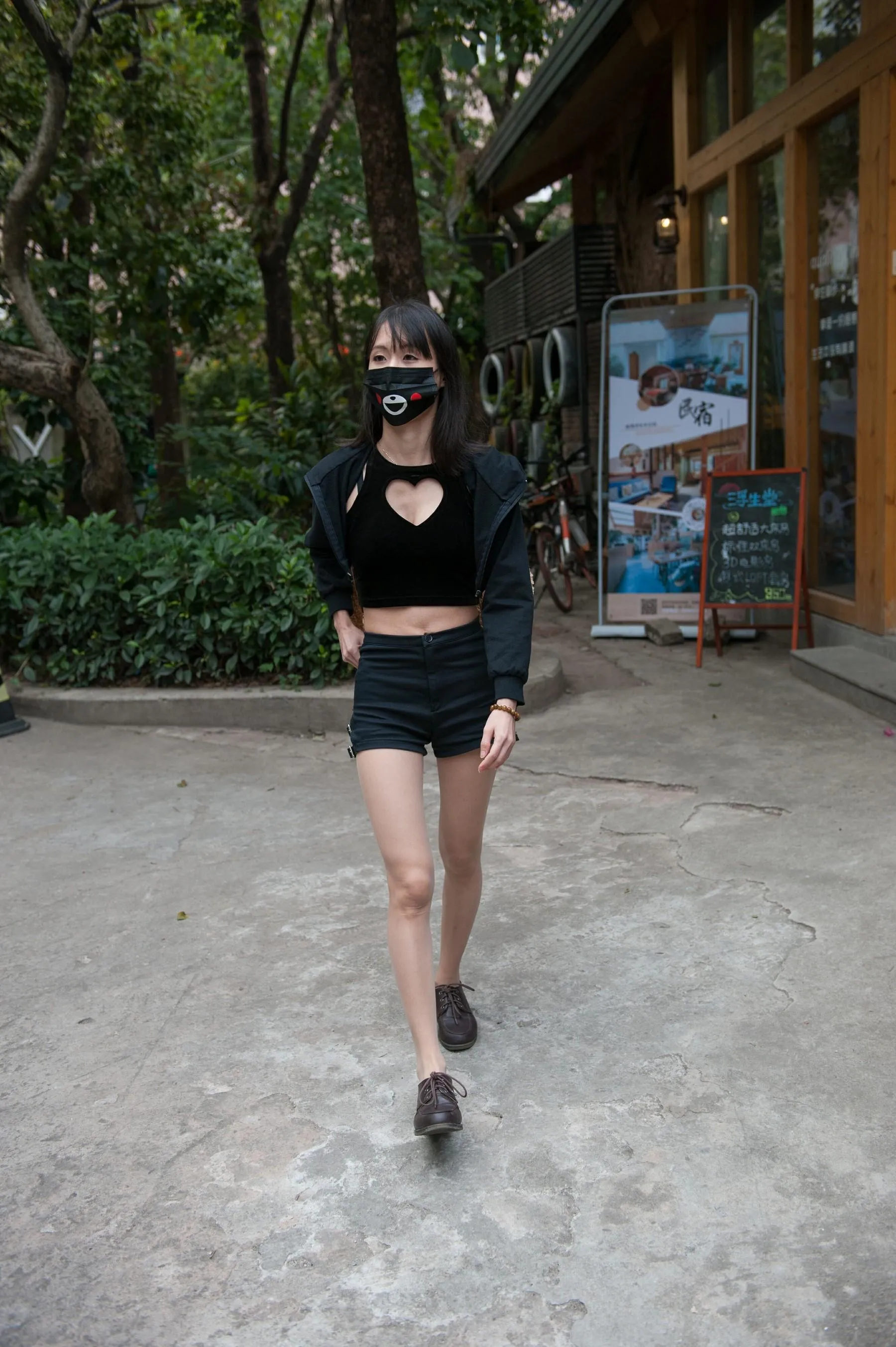 [魔镜街拍] NO.132 足球场肉丝美腿小姐姐口罩掩盖不住你的微笑 [176P]插图9